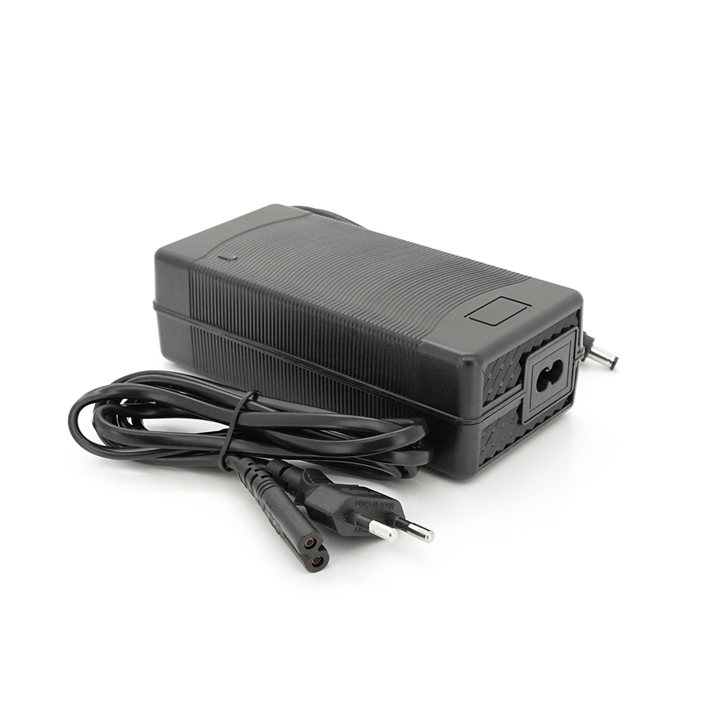 Зарядний пристрій для акумуляторів Li-ion 16,8V,4S,10A, штекер 5,5х2,5мм, 135x55x45mm. 0,5 кг
